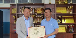 西安石油大学校友企业“支点石油”为学校捐资和捐赠教学用具