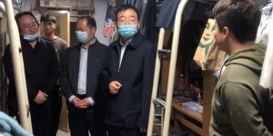 渭南师范学院校长张守华、党委副书记汪勇深入学生公寓看望师生