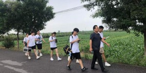 陕能院“镜头下的美丽乡村”实践团与沙坡头村揭牌共建暑期社会实践基地