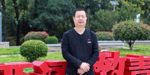 西安翻译学院优秀教师杨高峰：立足三尺讲台，书写不悔人生