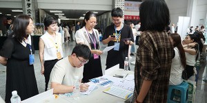 咸阳师范学院召开2025届毕业生“百日冲刺”就业工作调度会及综合类校园招聘会