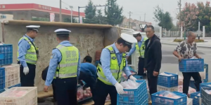 货车侧翻苹果散落一地 白水交警化身“搬运工”紧急处置