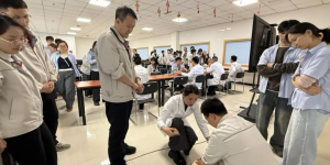 西安市红会医院多学科团队走进企业开展职场健康公益义诊活动