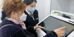 坚守为民情怀，把好服务送到客户心坎上