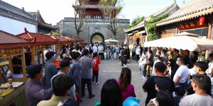 白鹿原影视城成近郊游出行热点假期累计接待游客八万人次
