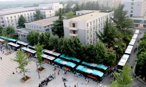 陕西财经职业技术学院组织23辆爱心专车护送学生参加专升本考试
