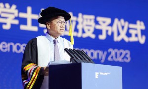 西安欧亚学院董事长胡建波教授2023年毕业致辞：昂首挺胸地生活