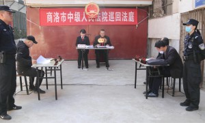 商洛中院：巡回审判进社区 现场普法促和谐