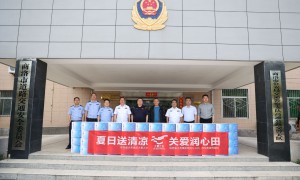 大秦之水夏日送清凉 一瓶水传大爱显真情