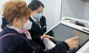 坚守为民情怀，把好服务送到客户心坎上