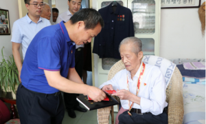陕西能源职业技术学院为92岁离休老同志庞征弘举行入党宣誓仪式