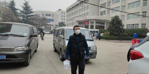 战疫情：陕西能源职业技术学院辅导员化身“跑腿员”，学生暖心又安心