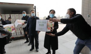 雨萱生态建设有限公司向咸阳职业技术学院捐赠1100箱精品蔬菜