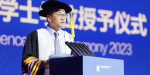 西安欧亚学院董事长胡建波教授2023年毕业致辞：昂首挺胸地生活
