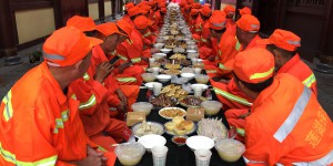 大唐西市·西市城购物中心邀请60位环卫工人同赴中秋家宴
