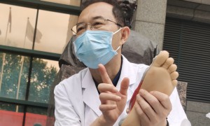 西安市红会医院足踝外科专家团队举行爱心义诊活动